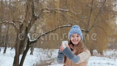 女孩用冬季公园拍照