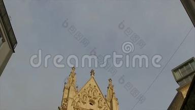 在蓝天背景下的维也纳教堂
