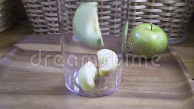 苹果切片倒在玻璃碗里，慢动作