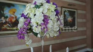 婚礼宴会用花束的餐具和装饰