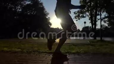 男跑跑腿落日剪影.. 4Ksteatam视频