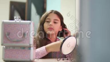 小女孩梳头做发型. 少女梳头，室内镜子