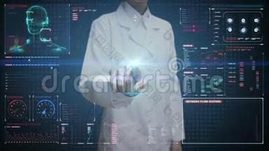 女医生触摸数字屏幕，扫描半透明机器人在数字界面上的半机器人身体。人造的