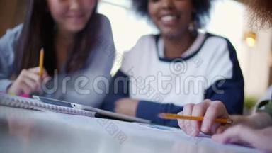 密切<strong>国际青年</strong>的关系。 男人拿着铅笔，黑人女孩用手指指着纸