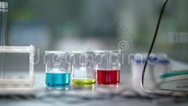 化学实验室的实验室玻璃器皿。 实验室烧瓶中的化学液体