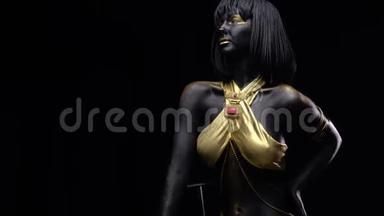 一款黑色和<strong>金色化妆</strong>和身体艺术的模特正在摆姿势