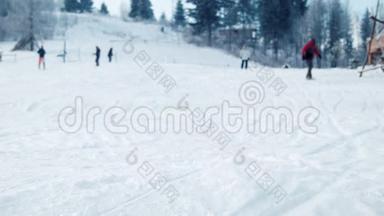 滑雪板运动员经过摄像机附近