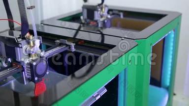 几个3D打印机工作打印塑料<strong>模型</strong>与塑料丝丝。