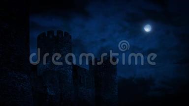 月圆之夜的城堡墙