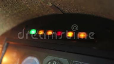 驾驶舱面板火警指示灯闪烁红色，紧急警告信号