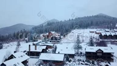 冬季山区<strong>有人</strong>居住地区的空中活动。 雪山山坡上的村庄建筑和房屋