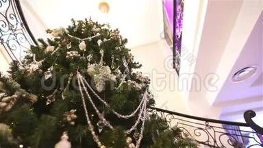 酒店或餐厅大厅的大圣诞树，大理石背景的大厅的圣诞树