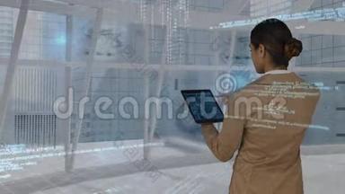 女商人使用数字平板电脑，而数据投射到界面后面