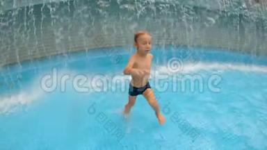 一个小男孩在公园的游泳池里玩的慢镜头