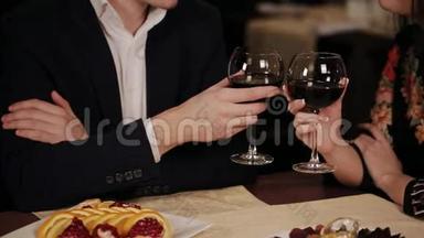 快乐的一对情侣在他们喝葡萄酒的高级<strong>餐厅</strong>里进行浪漫的<strong>约会</strong>