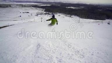 滑雪者在晴朗的天气下在雪坡上滑雪