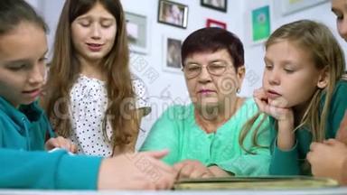 祖母向孙女们展示旧相册
