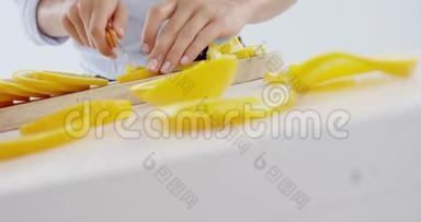 妇女在砧板上切水果