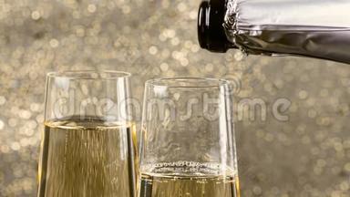 在金色的背景下，用金色的气泡填充香槟，黄金豪华假日的概念，新年快乐