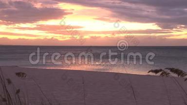 在波光粼粼的海滩上，黄红的夕阳