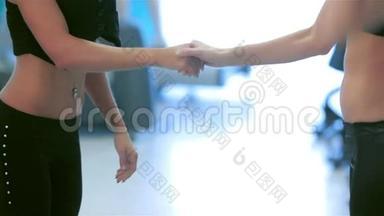 亲密的女孩握手，而他们的朋友握手