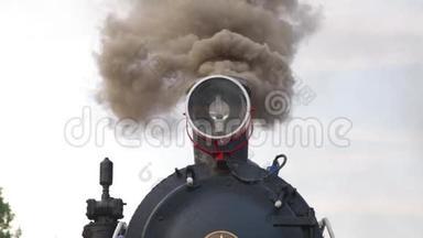 关闭历史悠久的复古蒸汽火车，烟雾上升