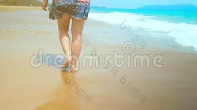 <strong>腿脚</strong>白种人女孩赤脚走湿沙岛海滩。 动作缓慢。 近距离射击。