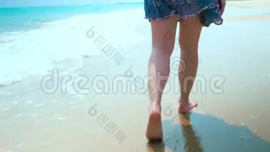 <strong>腿脚</strong>白种人女孩赤脚走湿沙岛海滩。 动作缓慢。 近距离射击。
