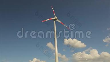 风力发电机背景下的云浮在天空。 大型风力发电机叶片的旋转