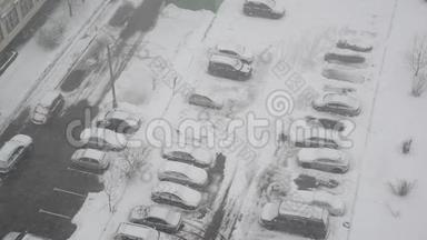 莫斯科暴风雪期间停车场的俯视图。 俄罗斯