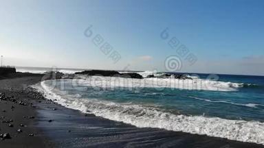 大西洋波浪在山的背景和日落在特内里费岛。 金丝雀群岛和<strong>美</strong>丽的自然。 一<strong>堆</strong>石<strong>头</strong>