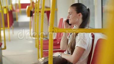 女人在公共交通工具上和智能手机说话，女孩在城市公共汽车上打电话