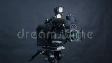 专业数码摄像机，摄像机，摄像机隔离在黑色背景上的电视SRudio。