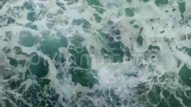 强大的波浪从快速移动的小船上拉出，一股巨大的深蓝水和白色泡沫上升。 3840x2160