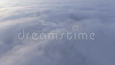美丽的云景，从飞机上的无人机飞行视频天气，蓬松的云景