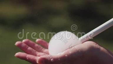 泡沫和油管在女人的手<strong>掌中</strong>产生气泡€™她的手