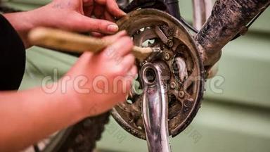 小女孩用刷子清洗自行车链