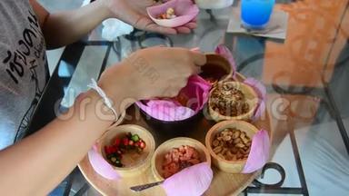 亚洲的泰国人在餐馆里用红荷叶包着传统的泰国小吃，名叫米香。