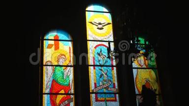 阳光透过教堂染色玻璃窗户