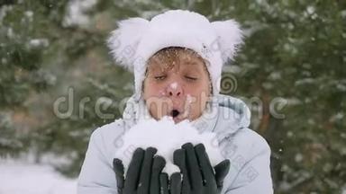 成熟的微笑，年轻的女人在冬天的公园里慢慢地扔雪花，享受片刻。 1920x1080