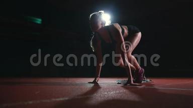 瘦小的女运动员可以在<strong>跑道上</strong>的垫子<strong>上</strong>缓慢地运动