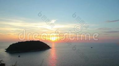 日落时在海上的热带岛屿。 <strong>红日</strong>落在地平线上。