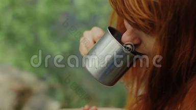 <strong>女孩</strong>拿着一杯热茶。 <strong>女孩</strong>在森林里<strong>喝茶</strong>。
