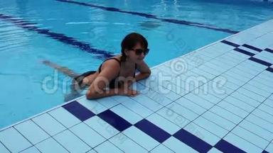 女人在游泳池里放松