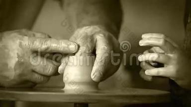 老电影片段：老年工匠的双手制作一块陶器，教他的小学生