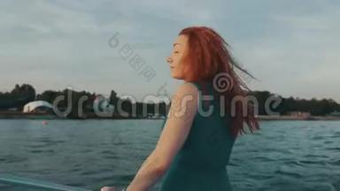 红发快乐女孩在摩托艇上。 好好享受夏天的<strong>夜晚</strong>。 娱乐。 <strong>风景</strong>