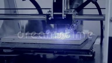 3D打印机激光束在木板上燃烧图案特写。
