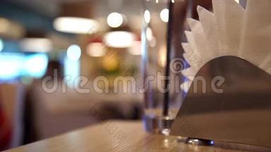 抽象咖啡厅，柔和模糊的概念.. <strong>前台</strong>的纸巾。 服务员把苏打水倒进瓶子里。