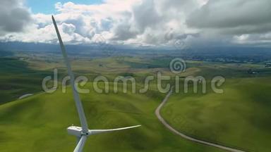 风轮机养殖场上美丽的晚山景观.. 绿色生态世界可再生能源生产。 空中景观
