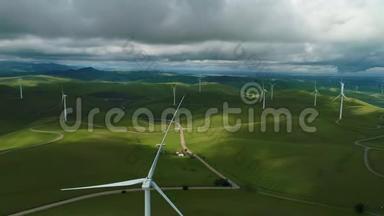 风轮机养殖场上美丽的晚山景观.. 绿色生态世界可再生能源生产。 空中景观